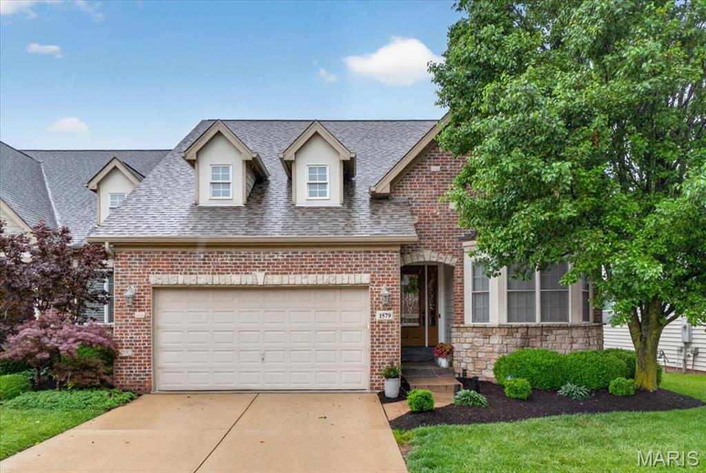 Welcome to this beautifully maintained villa in the heart of Chesterfield offering the perfect blend of comfort, convenience, and easy living. Ideally located near shopping, restaurants, major highways, hospitals, and popular area attractions, this home is also just minutes from Creve Coeur Lake Memorial Park for outdoor recreation and scenic walking trails.
This spacious villa features 3 bedrooms and 3 full baths, with a desirable layout designed for everyday comfort. The property backs to common ground, creating a wonderful sense of space and privacy. Inside, you’ll find hardwood floors, fresh paint throughout (2025), and numerous thoughtful updates including a new roof (Spring 2026), GE wall oven (2025), remote skylight blind (2024), front door (2022), dishwasher (2021), and kitchen cabinets and backsplash (2019).
The bright main level offers convenient main-floor laundry and a 2-car garage with direct access into the laundry room. Enjoy peaceful views from the deck overlooking the common ground, while the walkout lower level provides additional living space with a bar, 3rd bedroom, full bathroom plus abundant storage.
Low-maintenance living in a prime Chesterfield location. This villa truly has it all!