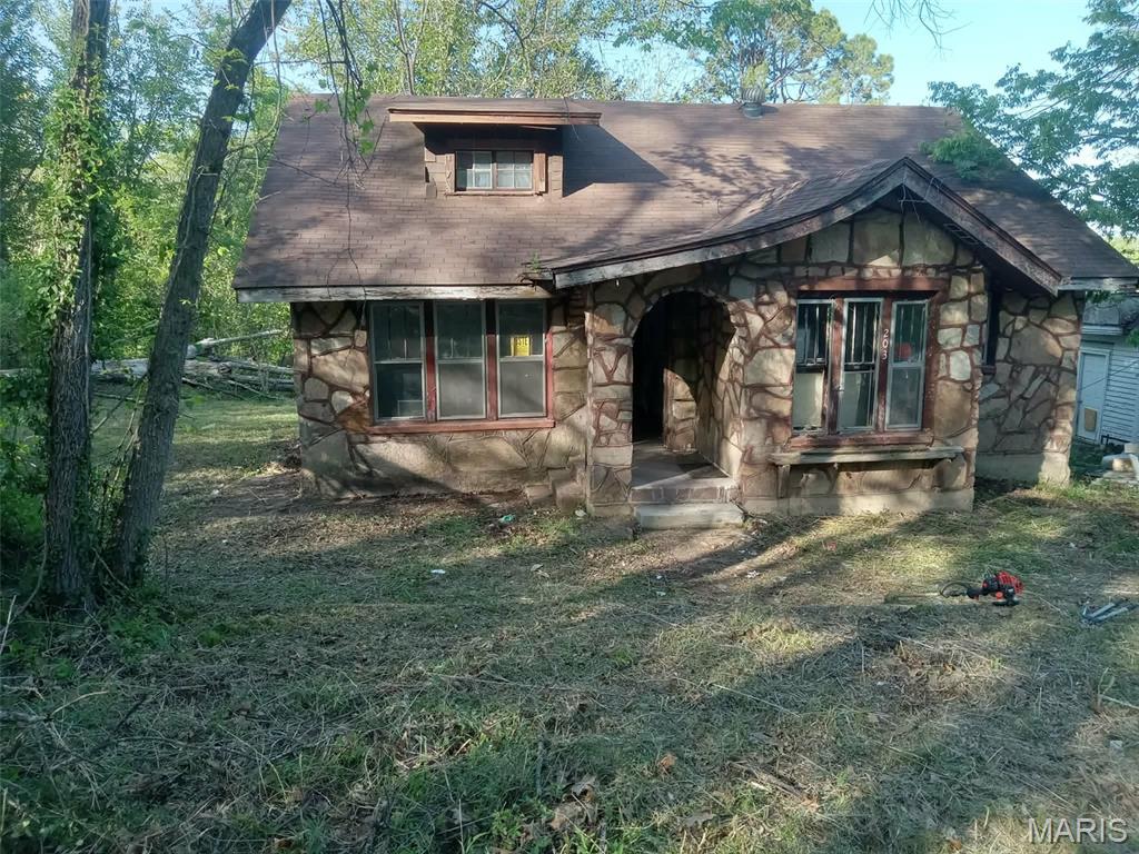 Fixer Upper with Character in Newburg, MO-Cash Only. Opportunity awaits with this 3-bedroom, 1-bath home located within the city limits of Newburg. Built from unique giraffe sandstone, this property is full of charm and character you won’t find just anywhere. This home is a true blank slate, ready for your vision and updates from the ground up. With city utilities and a convenient in-town location, it offers great potential for an investment property, rental, or personal project. An added bonus—a vacant lot and 3-car garage located behind the home will convey, offering extra space, storage, or future building potential. Bring your ideas and make this one your own!