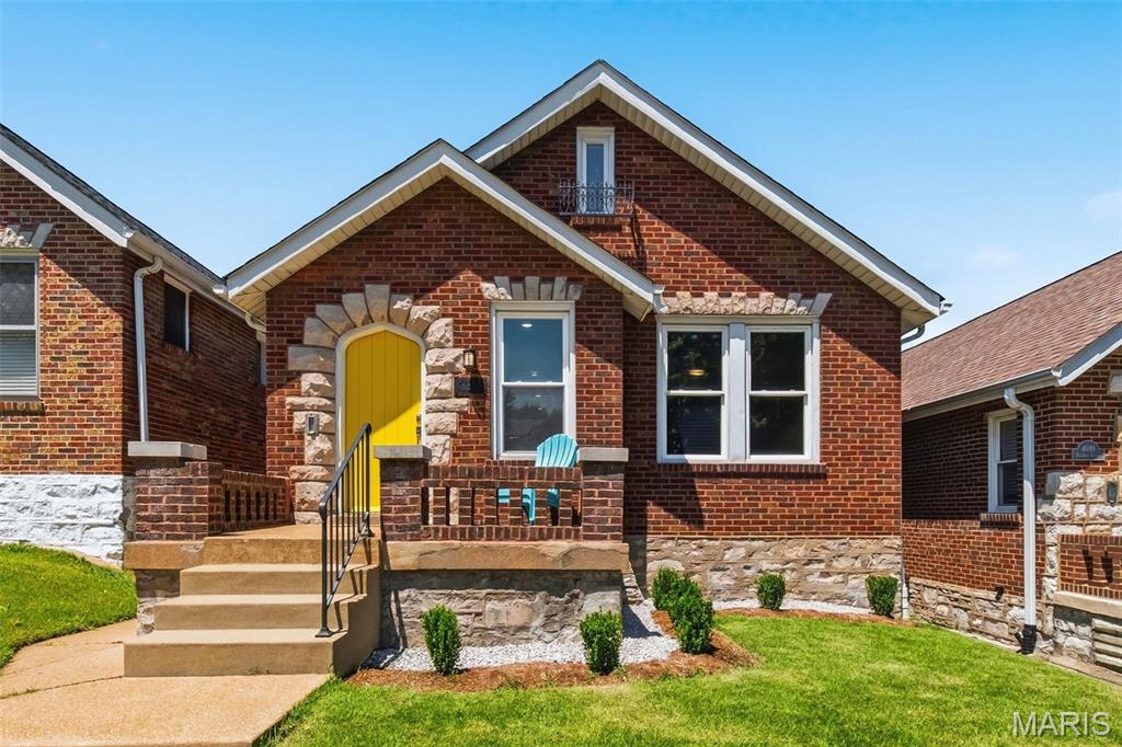 TOWER GROVE SOUTH STUNNER — and she’s been completely reimagined. This extensively renovated brick beauty checks every box: 3 bedrooms, 2 full baths, 2-car detached garage, finished lower level, and designer finishes throughout — all just blocks from Tower Grove Park and the thriving Morganford corridor.
Step inside through the charming arched front door and you’re greeted by original hardwood floors, stained glass, and crown molding — the character details that made you fall in love with south city, paired with everything new where it counts. The GORGEOUS kitchen features custom soft-close cabinetry, a center island, custom tile backsplash, and stainless appliances. Two bedrooms and a killer full bath round out the main level, along with a sunroom/breakfast area that gets the light just right. Head downstairs and discover serious bonus space: a family room, office nook, 3rd bedroom, and 2nd full bath — plus laundry and ample storage. Out back: oversized 1-car garage and a fenced yard made for weekend hangs. New: HVAC, water heater, plumbing, electrical & more. So close to Tower Grove Park, Hartford Coffee, Morganford’s best spots, and the full South Grand dining scene. This is Tower Grove South living at its finest, it won’t last long.