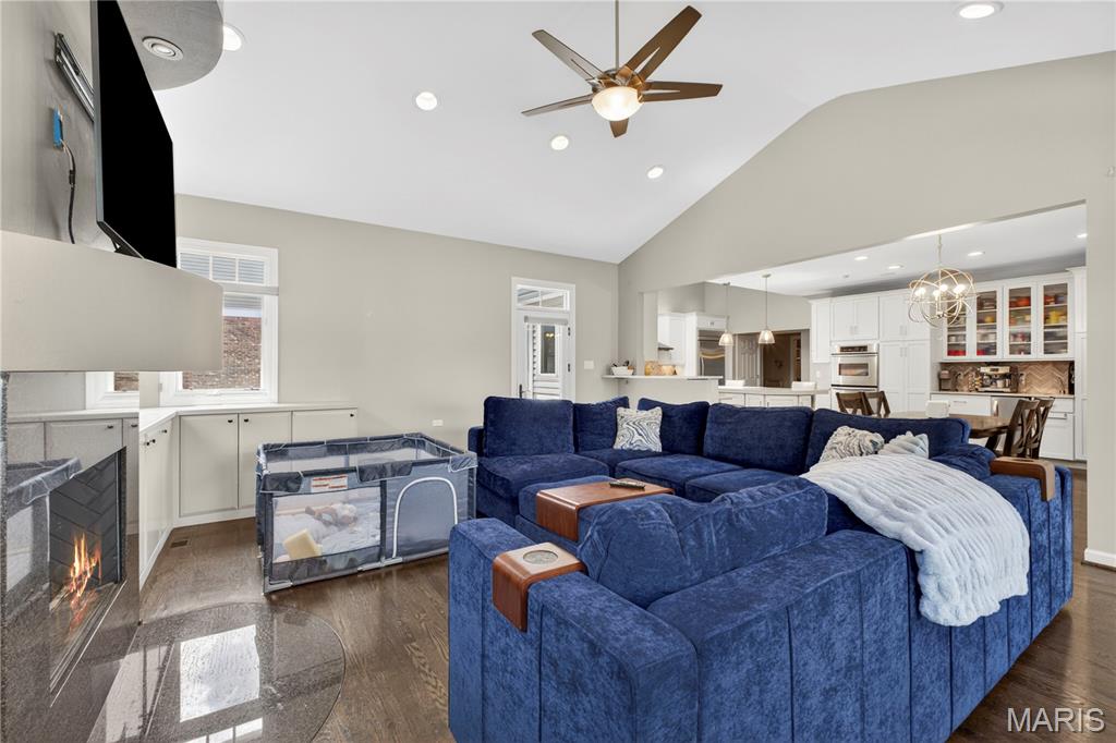 The Seasons At Schoettler 2 - Residential