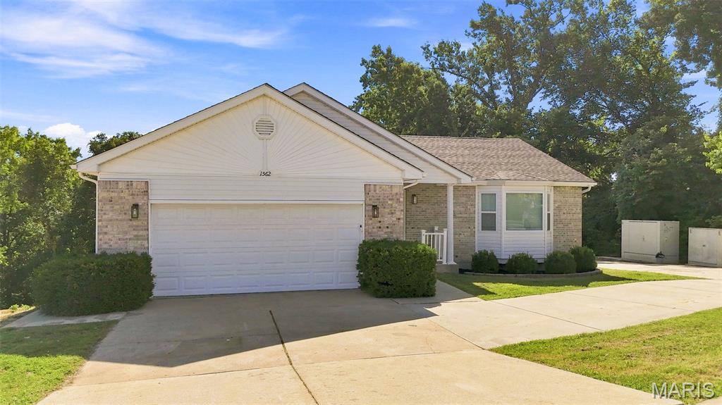Spacious 4-Bedroom Home with Modern Upgrades & Private Lower-Level Suite! Total of 2900 of Living Space 
This inviting 4-bedroom, 3.5-bath home blends comfort, style, and flexibility for today’s living. The main level features vaulted ceilings that create an open, airy feel, paired with an updated kitchen showcasing new cabinets, granite countertops, and a layout perfect for cooking or entertaining. Primary Bedroom features walkin in closet and full bathroom suite. The lower level includes a fully finished mother-in-law suite, offering its own living space, bedroom, and bathroom, Full Kitchen. Ideal for extended family, guests, or multi-generational living. Additional highlights include generous natural light, modern finishes throughout, and a floor plan designed for both everyday comfort and hosting. Ample parking featuring side and circle drive. Just minutes from Interstate 55 with plenty of options for shopping and Entertaining!