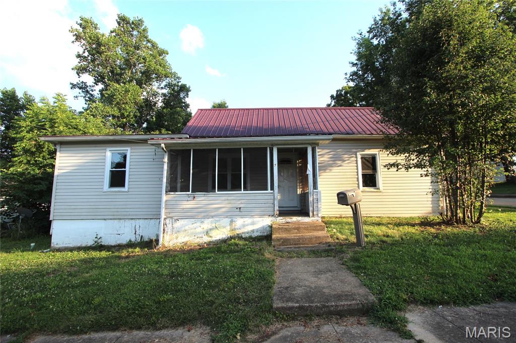 Charming 3 bed, 1 bath home located in Bonne Terre. A great opportunity for comfortable living or investment. Don’t miss your chance—schedule a showing today!