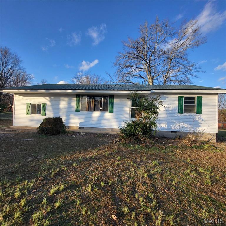 Newly remodeled home comes with kitchen appliances, a partially fenced back yard on a level lot. This home is ready for its new owners!!