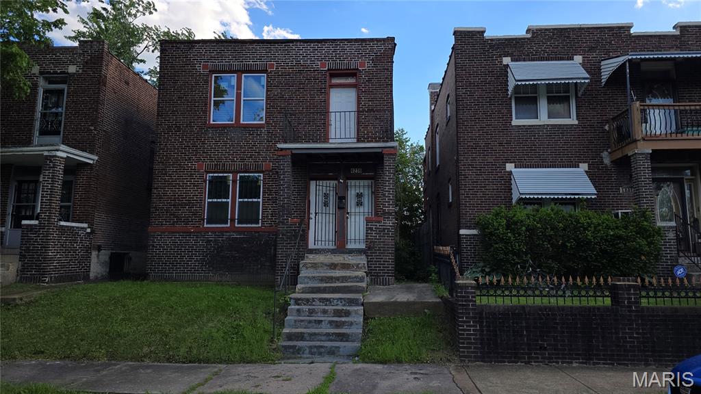 Welcome to 4236 W Aldine Ave!  Great opportunity in the heart of the city! This duplex feature two spacious units, each offering a comfortable living room, kitchen, full bathroom, and 2 bedrooms. Perfect for an owner-occupant looking to live in one unit while generating rental income from the other, or for an investor seeking to add a solid income-producing property to their portfolio. Conveniently located near public transportation, major highways, shopping, and everyday amenities, making it attractive for both homeowners and tenants alike. A smart investment with excellent potential!