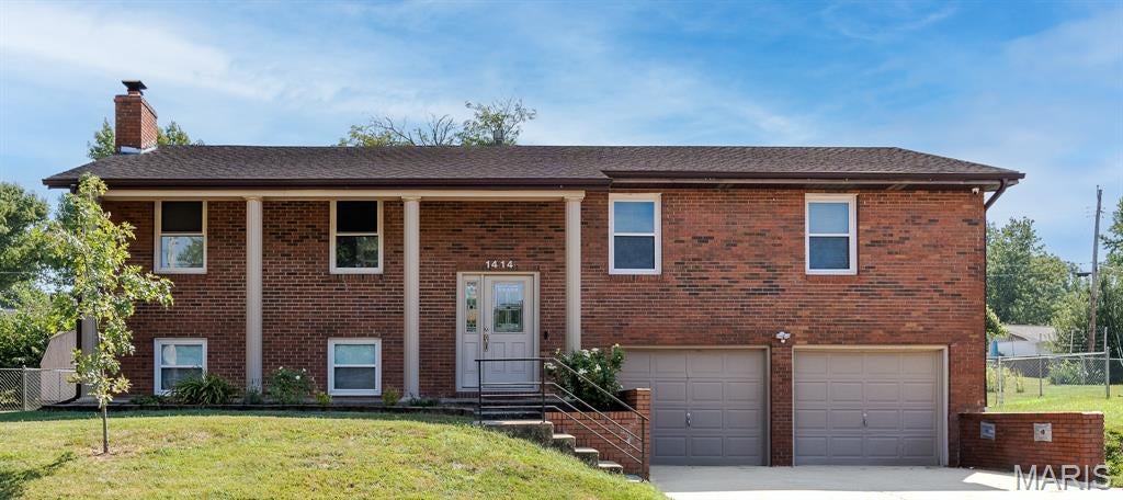 This well-maintained 4-bed, 2-bath home offers 2,262 sq ft on a .24-acre lot in a desirable NW Mexico neighborhood. Built in 1972 and updated for efficiency, it features a brand-new HVAC system with a 6-zone thermostat, tankless water heater, smart lighting, and fresh paint throughout.
The main level boasts an open living area, two updated baths, three bedrooms, and a remodeled kitchen with custom cabinetry, granite countertops, an island, and a self-watering pet bowl. The lower level includes a family room with a wood fireplace, a 4th bedroom, a utility room, and access to a deep 2-car garage. Outside, a large rear deck overlooks a fenced backyard and garden spaces.
Schedule your showing today!