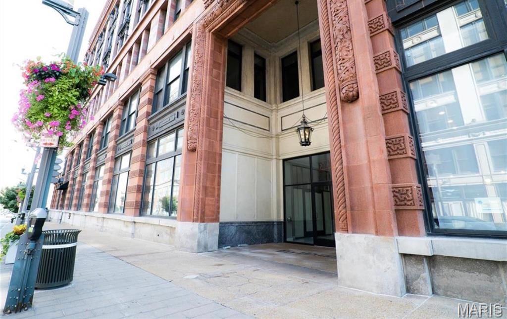 SHORT SALE....Historic downtown loft living at Ely Walker Lofts! Beautiful 1 bed/1 bath unit with bonus room/office featuring hardwood floors, exposed brick, granite countertops, wine cooler, high ceilings, abundant natural light, and stunning city views. Washer/dryer included. Secured garage parking with 1 assigned space plus private storage locker. Amenities include gym, rooftop patio with BBQ grills, and clubhouse. Short sale sold as-is. NEED FINAL LIEN HOLDER APPROVAL.