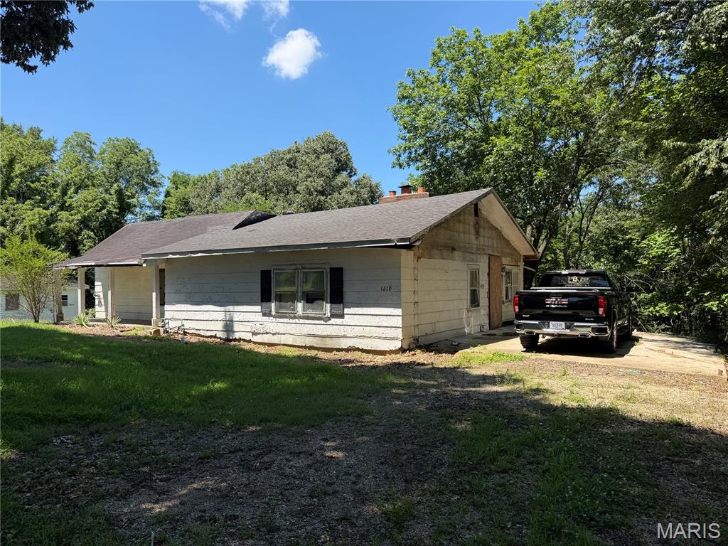 This spacious 3-bedroom, 2-bath home offers the potential for a 4th bedroom, providing plenty of flexibility for a growing family or added value. Featuring a brand-new roof, generous living space, and a large yard with room to expand, this property is ready for its next chapter. Whether you’re an investor searching for your next flip, looking to add a rental to your portfolio, or a buyer wanting to build equity while staying within budget, this home offers outstanding potential at an attractive price. Priced to sell quickly—don’t miss this opportunity to make it your own.