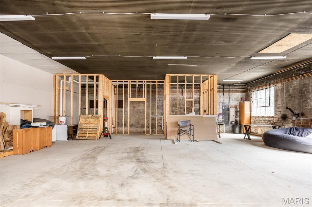 Town/Lebanon East - Commercial Sale