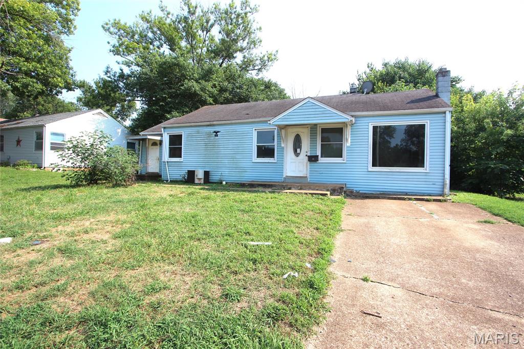 3 bed, 1 bath ranch featuring a large living room and a flexible office space. Enjoy both a covered front porch and covered rear patio—great for relaxing or entertaining. Comfortable layout with plenty of usable space inside and out.
