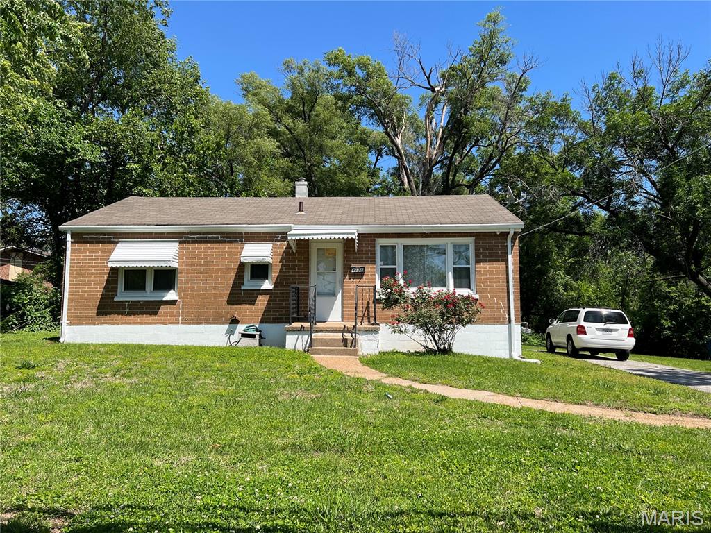 Welcome to this beautifully well maintained brick home. This house features 2 spacious bedrooms and 1 full bathrooms.  Hardwood floor, update bath. Large level yard perfect for the entertainment.  Situated in the heart of St. Ann.