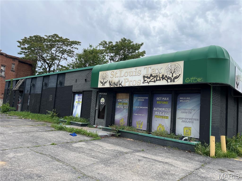 Location, location, location! Outstanding investment opportunity! 5 MINS FROM DOWNTOWN, shopping centers,
SLU and NGA. 16,000 vehicles/day, this building has tremendous potential. 20,000 sqft retail property. Ideal
location for your business, including with residential units around the corner. So, you purchase retail space and
more. Located in the north Grand close to fox theater. Welcome to your next investment. Located in
the St Louis Opportunity Zone for Development Incentives.