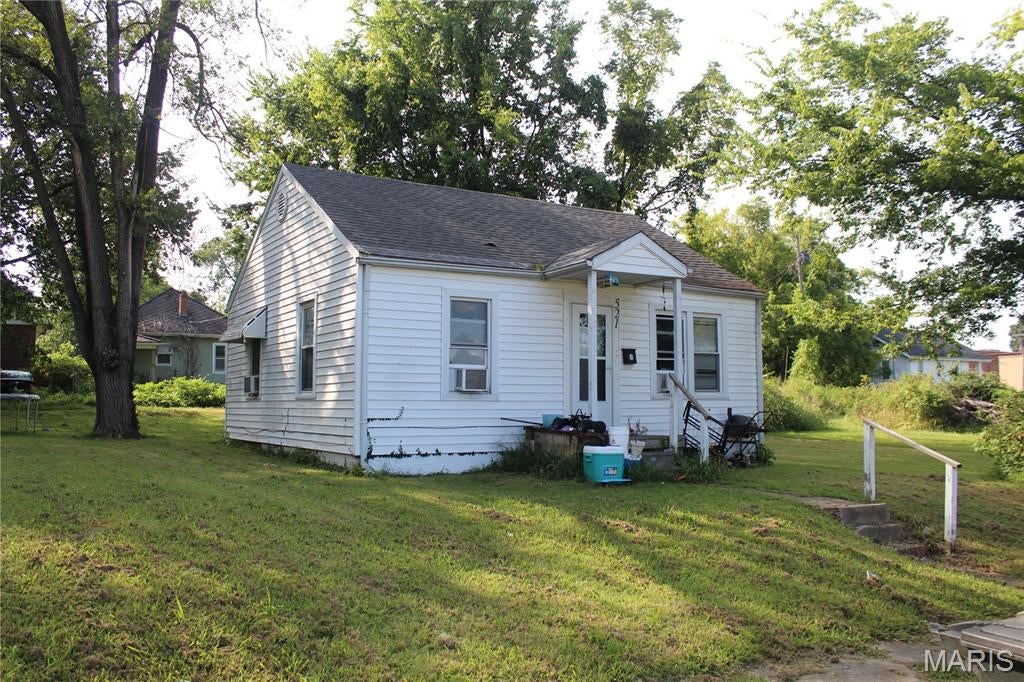 521 Asher Street is a 2 bed, 1 bath single family home for sale in Cape Girardeau Missouri, totaling 726 sq ft and within a short drive to SouthEast Missouri State University. This property is currently being rented for $750 a month. 

This property is also being sold as part of a portfolio totaling 33 doors and $3,350,000.