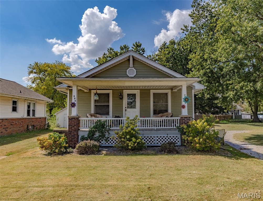 This charming 2 bedroom, 1 bath home sits on a spacious double lot and is ideally located between Carlinville High School and Carlinville Intermediate School. Featuring stainless steel appliances, mature landscaping, this well cared for home offers both comfort and convenience in a desirable location.