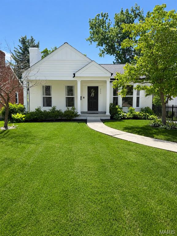 952 Chelsea Avenue is a home that prioritizes livability, light, and flexibility without sacrificing finish.

Vaulted ceilings and wood floors set a calm, elevated tone across the main level. The kitchen has been thoughtfully renovated with custom cabinetry, granite countertops, and stainless steel appliances, creating a clean focal point that supports both daily use and entertaining.

The plan is intentionally balanced. Two bedrooms and two full baths on the main floor offer true convenience. The lower level adds two additional bedrooms plus a third full bathroom, ideal for guests, a private office, or a separate living zone when you want more space and privacy.