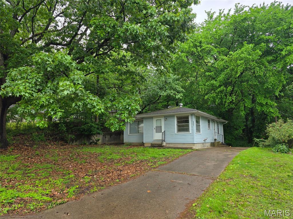 Charming and affordable, this cozy 2-bedroom, 1-bath home offers a great opportunity for a variety of buyers. The layout is efficient and easy to maintain, making it ideal for first-time buyers, downsizers, or investors.Built in 1950, the home features classic character paired with practical living. Inside, you’ll find a comfortable living area, functional kitchen space, and well-sized bedrooms that provide flexibility for everyday use.Situated on a manageable lot, the property offers just the right amount of outdoor space without the burden of heavy upkeep. Conveniently located in Cape Girardeau, you’ll enjoy easy access to local amenities, shopping, and dining.Whether you’re looking for an affordable place to call home or a solid investment opportunity, this property offers strong potential and value.