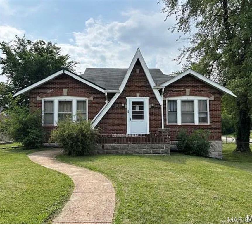 Don't miss this unique opportunity to lease this beautiful 3-bedroom, 1.5 bath property on a large corner lot. Exterior door from kitchen leads to large deck and fenced backyard. 3rd bedroom is in lower level with door to exterior. Corner lot with the detached car garage accessed from side street.
Call Listing agent for showings. Tenant is responsible to pay all utilities. Tenant responsible for lawn care. 
$50 application nonrefundable fee per adult applicant.  
 Good rental history, with no previous evictions and good credit history is required.