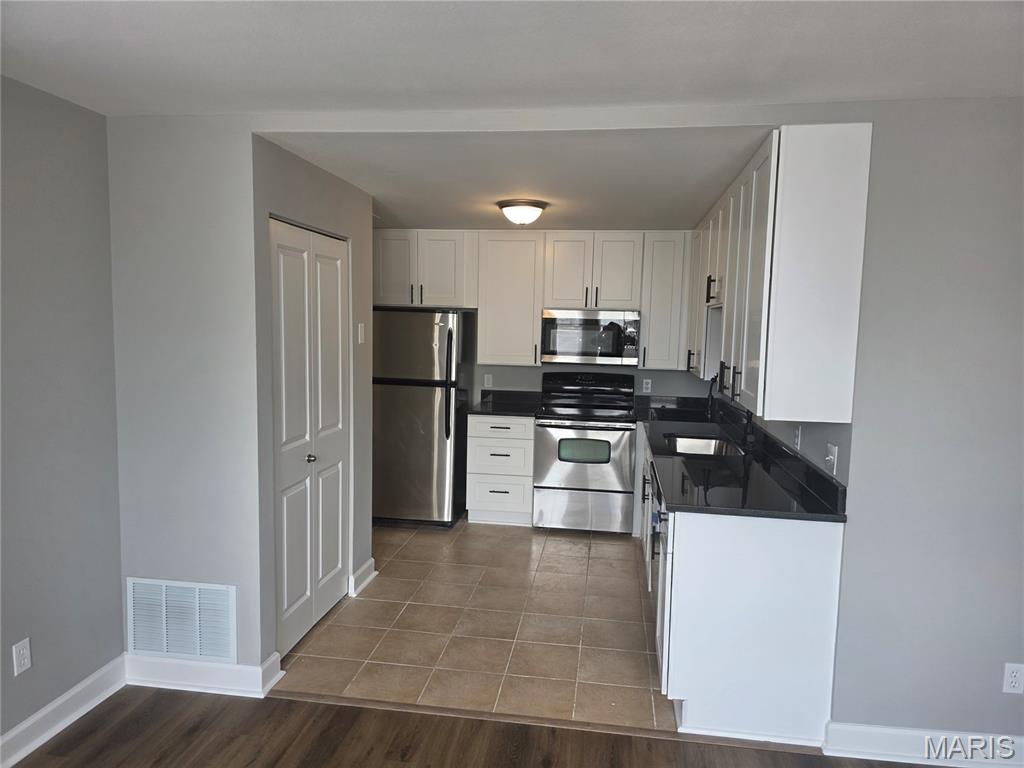 Pershing Ave Condo - Residential Lease