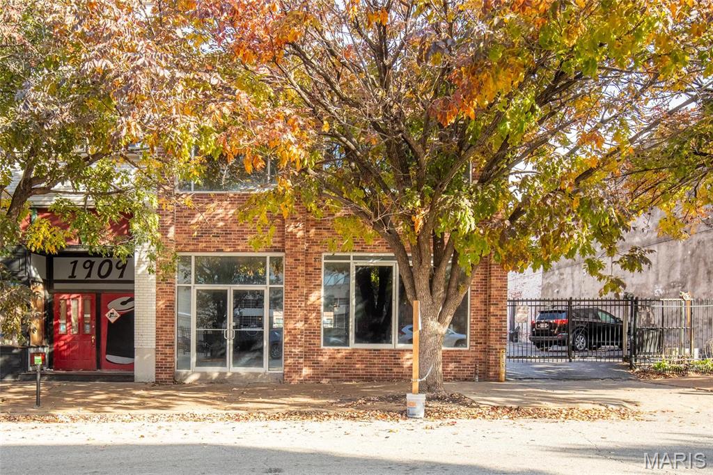 This 5,040 ft² historic building, constructed in 1925, is located in the heart of the Downtown West neighborhood of St. Louis. Situated near the new CityPark MLS stadium and surrounded by a vibrant mix of restaurants, entertainment venues, and residential developments, this property offers exceptional visibility and foot traffic. The two-story building provides flexible space, ideal for retail, office, or multifamily redevelopment. Location: City