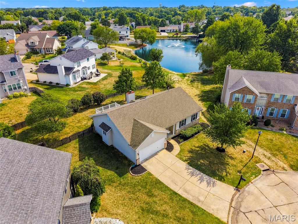 This one has been completely renovated and is ready for somebody to just move in and enjoy it. With 3 bedrooms, 2 bathrooms, and a finished basement with an extra sleeping area, there’s plenty of room to spread out.
It sits on a quiet cul-de-sac and has a large fenced-in backyard that’s honestly one of the best parts of the property. You’ve got a great view of the lake, plenty of room to entertain, and a backyard that actually feels private and relaxing.
Between the updates, the extra space downstairs, the cul-de-sac location, and that backyard view, this is the kind of house that’s easy to like the second you walk in.