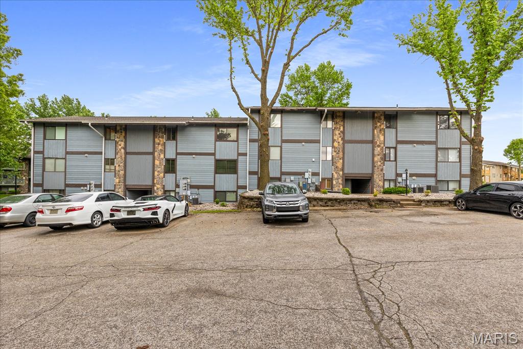 Back on the Market - no fault of seller- Looking for a GREAT 2 bedroom and 1 full bath with updates? THIS IS IT! Newer kitchen with stove, refrigerator, microwave, washer and dryer. The kitchen and dining room area have a newer laminate flooring. Living room walks out to a deck that overlooks the pool. Full Lake St. Louis amenities, close to parks, shopping and the highway. (Washer/ Dryer and Refrigerator are negotiable) HURRY before this one is gone!