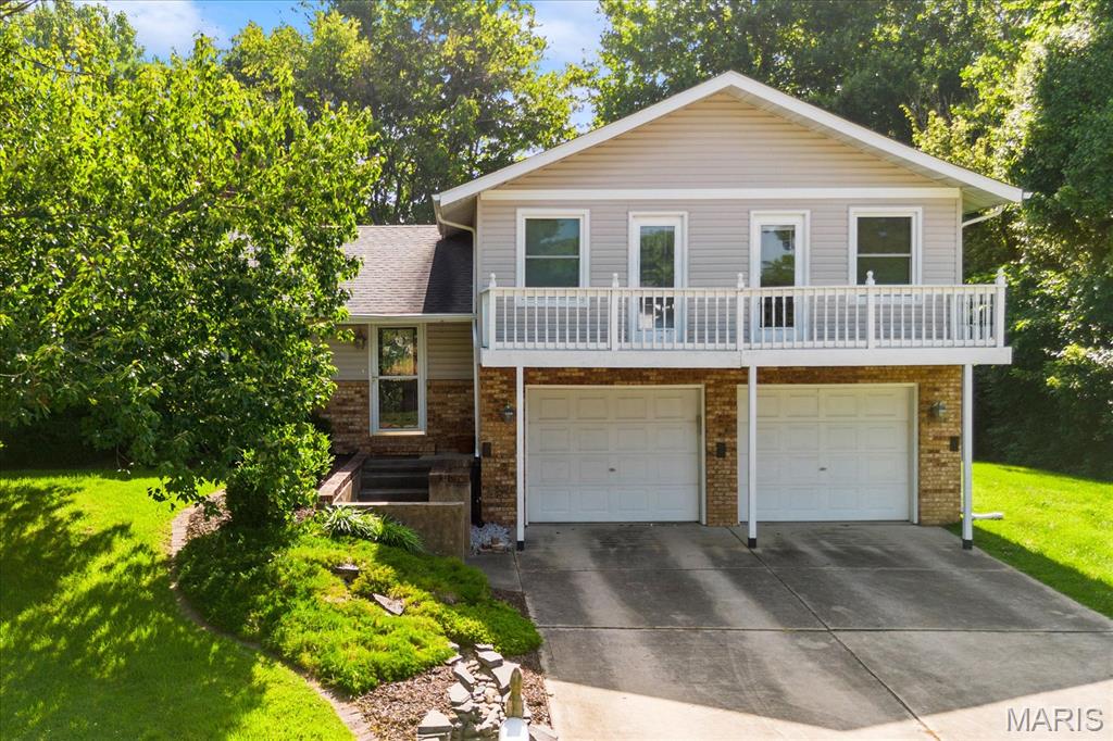 Well-maintained 3-bedroom, 2.5-bathroom split-level in Maryville
The heart of the home features a well-sized living room with vaulted ceiling, dining area, and kitchen that flow together for easy living and entertaining. A standout feature is the large sunroom, complete with a bay window bench seat and its own powder room — a perfect flex space for morning coffee, a home office, or a quiet reading nook. From here, step directly onto the deck.
Upstairs, you'll find three well-sized bedrooms. Two bedrooms open onto a front deck, adding charming outdoor access. The primary suite includes its own en-suite bathroom, while a second full bathroom serves the additional bedrooms in the hall.
The lower level offers a dedicated laundry room and direct access to an oversized two-car garage, providing plenty of storage and functional space.
The backyard is designed for entertaining and relaxation, with a private fire pit seating area, and an above-ground saltwater pool. The oversized back deck offers plenty of room for lounging, dining al fresco, or hosting guests, all backing to trees for added privacy. A storage shed and landscaped front yard round out the exterior.
This home blends indoor comfort with exceptional outdoor living — ideal for anyone who loves to entertain, relax, or simply enjoy a private backyard oasis.
Quick Facts:
3 Bedrooms | 2.5 Bathrooms
Split-level home in Maryville
Sunroom with powder room & bay window bench seat
Deck with private fire pit seating area
Above-ground saltwater pool
Two bedrooms with front deck access
Primary suite with en-suite bathroom
Laundry room + oversized 2-car garage
Landscaped front yard, tree-lined backyard, storage shed