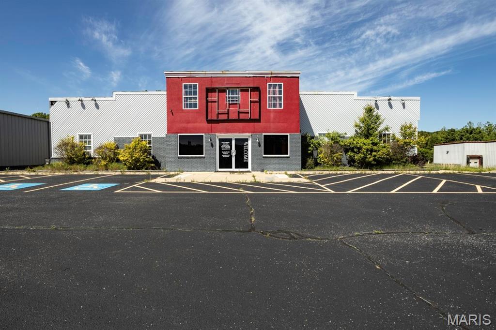 Opportunity awaits with this large commercial building located in the heart of busy Waynesville, just minutes from Fort Leonard Wood and I-44 for excellent visibility and accessibility. Known as a true diamond in the rough, this property is ready for someone with vision, creativity, and ambition to transform it into something incredible.
Previously used as both a restaurant and church, this versatile space offers endless potential for a variety of business ventures, community spaces, retail, dining, or investment opportunities. With some work and imagination, you can bring your dream to life in a high-traffic area with outstanding growth potential.
Property to be Sold As-Is.