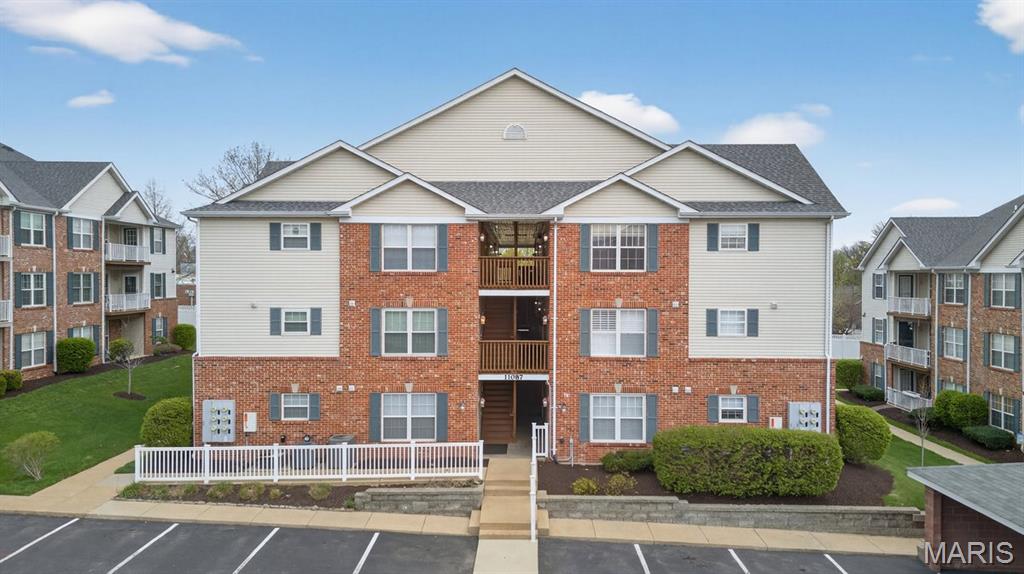Fantastic move-in ready 2 bed, 2 bath condo located in the award winning Lindbergh School District! Step inside to a hardwood entry that opens into a stunning vaulted living room with new recessed lighting. The space flows seamlessly into a beautifully updated kitchen featuring stainless steel appliances (including a new dishwasher), a stylish tile backsplash, ample cabinet storage, and a bright, sunny dining area. The primary suite is a dream, showcasing vaulted ceilings, a new light fixture, a spacious walk-in closet, and a private bath with an oversized vanity, new shower head, and tub/shower combination. A second bedroom with its own walk-in closet and new light fixture, and a full hall bath completes the layout. Additional highlights include an in-unit laundry room with utility sink, a reserved covered parking space, new HVAC, and a cozy private deck- perfect for enjoying your morning coffee. The $407 monthly HOA fee covers water, sewer, trash, and a storage unit. Conveniently located just minutes from popular shopping and dining, this is one you won’t want to miss!