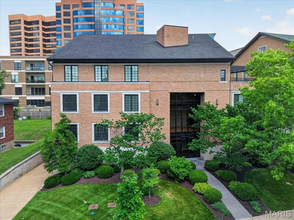 The entire third floor is yours. This extraordinary 4,000-square-foot residence redefines luxury living in the heart of Clayton, where sleek modern design meets the effortless walkability of one of St. Louis's most coveted addresses. Conceived and executed by the acclaimed Emily Castle of Castle Design, every inch of this fully reimagined home reflects an uncompromising vision — clean lines, curated finishes, and an open, luminous floor plan that draws natural light deep into every living space.
The expansive living and dining areas flow seamlessly to a sweeping terrace. Two generous primary suites offer spa-caliber retreats, joined by a beautifully appointed guest ensuite. Top-of-the-line appliances, bespoke details, and a full suite of premium amenities — including dedicated EV charging — leave nothing to be desired.
Steps from Clayton's finest dining, boutique shopping, and parks — this is Clayton living without compromise.