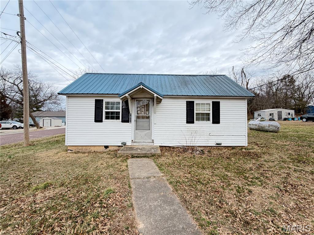 Charming 1 bedroom, 1 bath home situated on a double lot right in town! With 672 square feet of living space, this property is a great opportunity for an investor or first-time homebuyer.
The home features a comfortable living room and a kitchen with a dining area just off to the side. The bathroom includes space for a washer and dryer for added convenience. Just off the back porch, you’ll find a handy storage area.
While the home does need some updates, it offers tons of potential and could truly shine with a little TLC. The detached 1-car garage provides additional storage or parking space.
With the added bonus of a double lot, there may even be potential for a future new build or expansion. Don’t miss your chance to turn this property into something special — schedule your showing today!