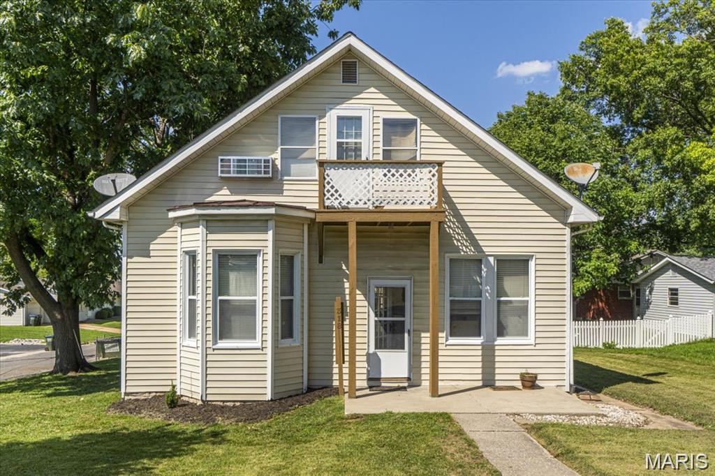 Looking to add to your investment portfolio? Now is your chance with this 5 Unit rental property in the heart of Columbia, just one block off the Vibrant Historic Main Street behind the Cafe on the Abbey! The house located at 318 S Metter was built in 1895 and has 1716 sq. ft of living space across 3 separate units! 2 main floor units each with 1 bed and 1 bath, and currently rent for $800 & $850. One Efficiency apartment upstairs brings in $550/mo. Landlord pays water, sewer, trash (approx $200/month) Updates include: Fresh paint, new front porch w/metal roof, new electric panels in 2021 and all 3 units have had updates done. Small storage shed between the properties is shared by all tenants. Duplex on Market Street was built in 1964 and has 1392 sqft. Each side has 2 BR, 1 Bath & full basement, shared staircase but each side has its own private space with washer/dryer hookups. Unit 216 was fully updated in 2021 and rents for $1250 and unit 214 rents for $900. Full list of updates/ages upon request. Great place to live on one side & collect rent for the rest of the property.