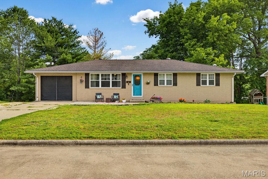 Jackson-here you go! This 3 bed, 2 bath brick ranch with 1 car attached garage is ready for its
new owner!
This house offers space, style and storage. The main level offers 3 beds, 1 bath, a spacious
kitchen with additional mudroom/pantry area, and the living room is roomy, bright, and inviting.
The partially finished walk out basement offers a bathroom, 2 additional sleeping/bonus rooms,
a workshop area, and lots of flex space. Don’t miss it!