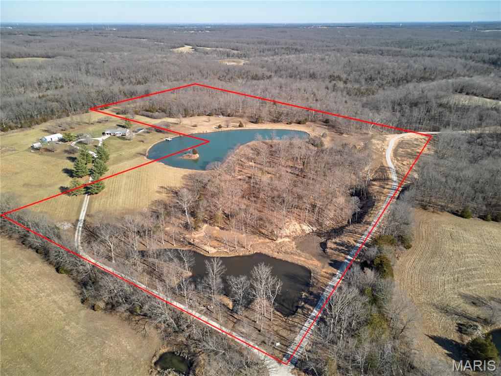Beautiful 31+/- acres of rural property off of Highway O, perfect for a private estate! Hunting, Fishing or New Build!  You'll love the 
stunning waterfront views of the shared pond and tons of room for recreation. Mix of wooded and open acreage in Wright City school district. See photos for aerial views and landscape.