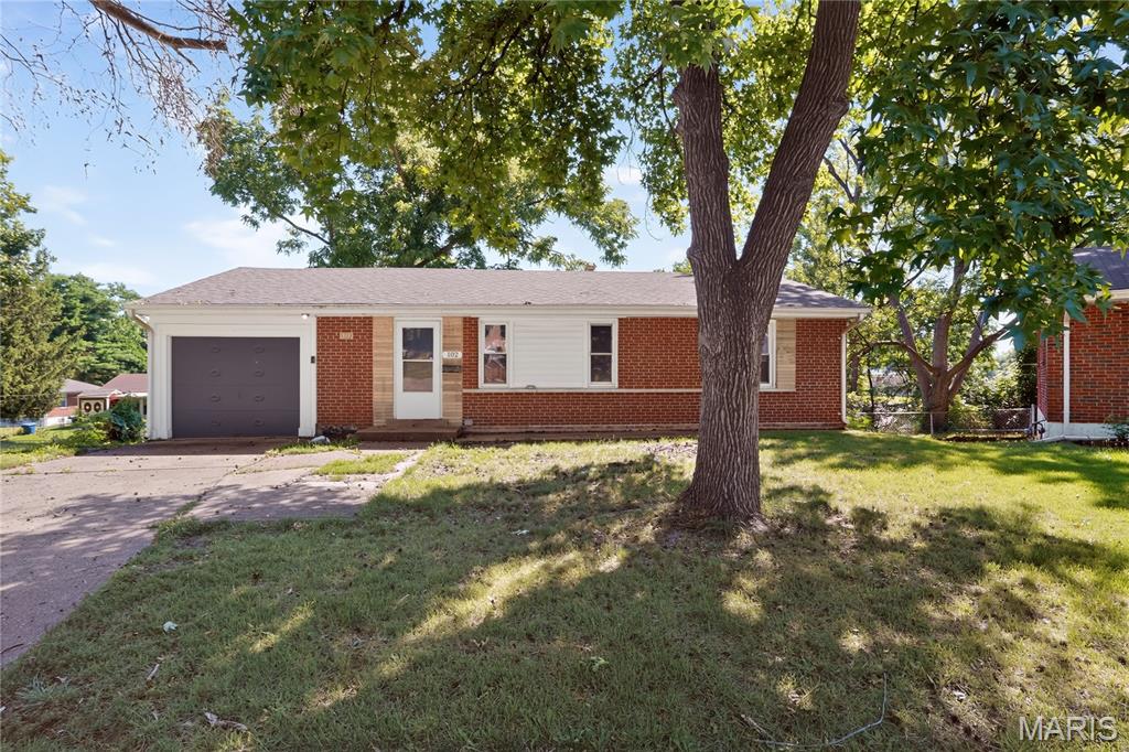 Welcome home to this charming 3-bedroom, 1-bathroom ranch located in the heart of the desirable Westwood Acres subdivision. This cozy residence offers a convenient single-level floor plan, perfect for comfortable living. The property features a spacious living room filled with natural light, a functional kitchen, and three well-proportioned bedrooms. Enjoy the privacy of a quiet cul-de-sac location, complete with a convenient covered carport and a spacious backyard perfect for outdoor gatherings. Ideally situated in Dellwood, this home offers easy access to local amenities and major transit routes.