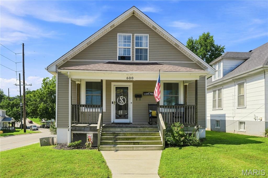 This beautiful 3-bedroom, 2-bath home is ready to welcome its new owner! Situated on a corner lot just a couple of blocks from the Missouri Riverfront, this home offers a convenient location close to everything you need. The main floor greets you with beautiful hardwood floors and an abundance of natural light streaming through the large windows in the spacious living room. The generously sized kitchen offers plenty of cabinet and countertop space, including a butcher block countertop, stainless steel appliances, and a stylish backsplash.
Two bedrooms and a full bathroom are conveniently located on the main level. Upstairs, you'll find a spacious, open area that can easily serve as an additional family room, playroom, home office, or whatever best suits your needs. The third bedroom, complete with closet space, and another full bathroom are also located upstairs.
Recent updates include a newer water softener, water heater, updated plumbing and a new bathroom vanity in 2021, and a new garbage disposal in 2026. Outside, the level, fenced-in backyard provides a great space for entertaining, relaxing, and enjoying time with family and friends. The large, covered front porch is the perfect spot to sit back, relax, and enjoy a beautiful day.
With its spacious layout, charming features, thoughtful updates, and convenient location, this home is a wonderful opportunity for its next owner!