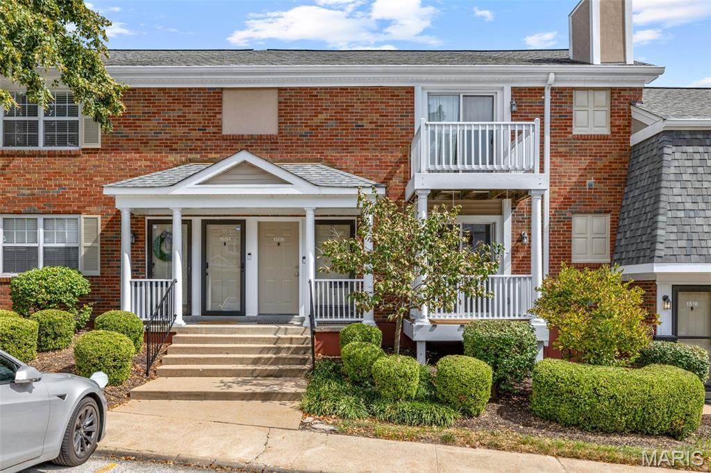 **MOTIVATED SELLER...SELLER IS TIRED OF BEING A LANDLORD!!**WELCOME TO 1508 THRUSH TERRACE...THIS LIGHT-FILLED, GROUND-LEVEL, MAPLE LEAF II FLOOR PLAN IS LOCATED IN THE MIDDLE OF THE FOREST WITH EASY/CONVENIENT PARKING NEAR THE FRONT DOOR**FEATURES INCLUDE...AN OPEN FLOOR PLAN WITH A WOOD-BURNING FIREPLACE IN THE LIVING ROOM**FRONT & REAR DECKS**FRESHLY PAINTED, NEW WINDOW & SLIDING GLASS DOOR BLINDS**CARPETS HAVE BEEN PROFESSIONALLY CLEANED ALONG WITH THE CONDO**FULL SIZE STACKABLE WASHER & DRYER AND ALL KITCHEN APPLIANCES ARE INCLUDED **ENJOY ALL THAT BRENTWOOD FOREST HAS TO OFFER...2 SWIMMING POOLS, TENNIS COURTS, LAKE JEFFERSON, WALKING TRAILS AND MUCH MORE!**BRENTWOOD FOREST IS CENTRALLY LOCATED AND CLOSE TO MAJOR.HIGHWAYS, PUBLIC TRANSPORTATION, SHOPPING CENTERS, RESTAURANTS, UNIVERSITIES AND HOSPITALS!