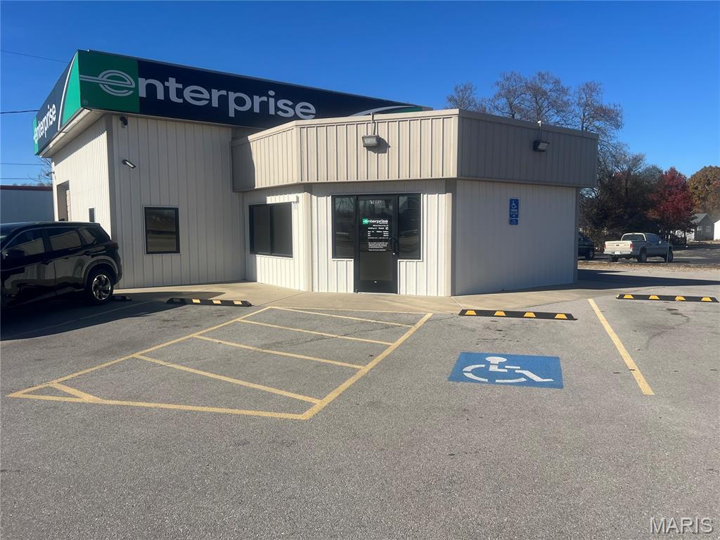 PRIME LOCATION !! ENDLESS POSSIBILITIES THIS GREAT CORNER LOT HAS 5 STATE APPROVED ENTRANCES, FRONTAGE ON 3 STREETS. A STOP LIGHT LOCATION FOR EASE IN HIGH TRAFFIC. THIS LOCATION IS PERFECT FOR A RETAIL STRIP, CONVIENANCE STORE, MEDICAL BUILDINGS. THE NORTH SIDE OF TOWN IS BECOMING THE NEW HIGH TRAFFIC AREA FOR RETAIL OR SPECIAL SERVICES. BUILDING WAS REMODELED IN 2018 SEVERAL PARKING SPACES WITH THIS LARGE CORNER LOT OVER 7400 SQ FT OF ASPHALT PARKING SPACE THIS IS REAL ESTATE ONLY NO BUSINESS INCLUDED.  THIS BUILDING IS OFFERED with LESS LAND.....
 SELLER WILL DIVIDE !
 GREAT  CONER LOTS LOCATED  INSIDE THE CITY :    WITH ACCEES AND FRONTAGE ON   3  CITY STREETS & HWY