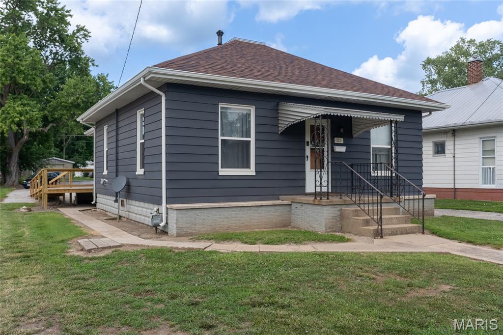 Move-in ready bungalow with 3 bedrooms and 2 baths, ideally located in the heart of town. The home shines with a fully updated kitchen, new flooring throughout, and a comfortable layout that blends charm with modern updates.