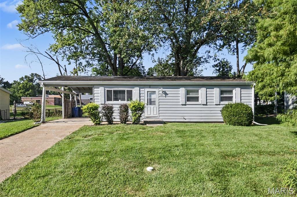 Welcome to this beautifully updated three-bedroom, two-bathroom home located in the desirable Brinwood neighbourhood. This home features a welcoming open-concept floorplan that allows for a seamless flow throughout the main living areas. The kitchen has been handsomely updated with modern granite countertops and stainless steel appliances, making it a highly functional space for cooking and entertaining. The primary bedroom includes the convenience of a dedicated en-suite bathroom. Downstairs, a partially finished basement offers excellent flex space for a variety of uses, while outside, the fully fenced-in backyard provides a great space for outdoor enjoyment. Conveniently located near shopping, restaurants, parks, schools, and major highways, this home provides easy access to everything Florissant has to offer.
Schedule your private showing today!