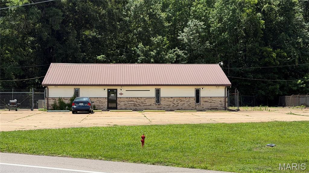 (Interior pictures coming soon) Prime commercial opportunity on highly visible Highway 53! This 2,655 sq. ft. multi-use commercial building features approximately 234 feet of highway frontage and benefits from an estimated 5,000 vehicles passing daily according to MODOT traffic counts. The versatile floor plan offers endless possibilities for retail, professional office space, medical services, daycare operations, contractor headquarters, mixed-use business ventures, and more. The property also includes partial chain-link fencing, providing a secure area for equipment, vehicles, inventory, or outdoor storage. Excellent exposure, easy access, and strong traffic flow make this a strategic location for businesses looking to expand or establish a presence in a growing market. Don't miss this opportunity to invest in a property with outstanding visibility and multiple income-producing possibilities.