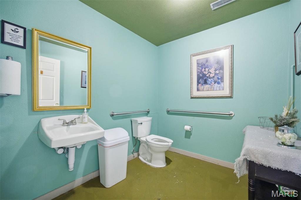 Not in a Subdvision or Complex - Commercial Sale