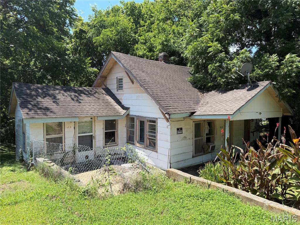 INVESTMENT OPPORTUNITY!! 2 bed 1 bath house on IRR lot in city limits. Could keep as a rental or a potential fixer-upper or flip house. Call today to set up a showing!!