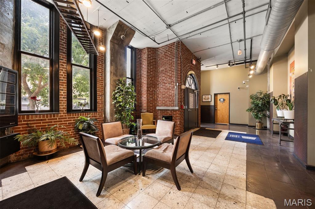 Lofts/ 2020 Washington - Residential