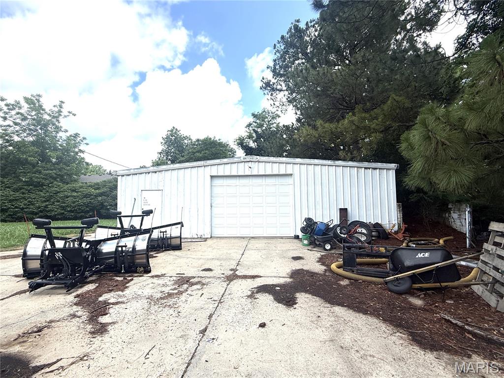 2400 Sq Ft Warehouse/Shop – Prime Commercial Location in Kennett, MO
A strong commercial opportunity positioned in one of Kennett’s highest-traffic corridors. This 2400 sq ft warehouse/shop building sits on .90 M/L acres (147.6’ x 265.2’) and includes both concrete and asphalt parking, making it ideal for a variety of commercial uses.

Located on the west side of downtown Kennett, this property sits at a major entrance and exit route to Arkansas, ensuring steady visibility and consistent traffic from both local residents and out-of-state travelers. The surrounding area is poised for new development, offering excellent potential for future commercial growth.

Key Highlights
2400 sq ft warehouse/shop building

.90 M/L acres (147.6’ x 265.2’)

Concrete & asphalt parking lot

High-traffic location with strong visibility

Major intersection near Arkansas route

Positioned across from a motel and next to the fire station

Area is ready for new commercial development

Bonus Income Opportunity
Included in the purchase is a Self-Serve Ice Machine that produces steady, reliable income. Additional details available upon request.