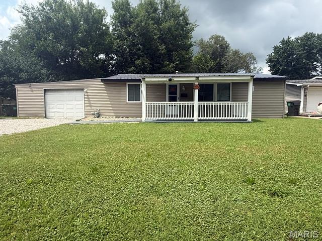 Charming home, open living spaces and curb appeal. Features include a kitchen, generous bedrooms, and a private backyard, ideal for entertaining.  Conveniently located near schools, shops, and transit; don’t miss this one.