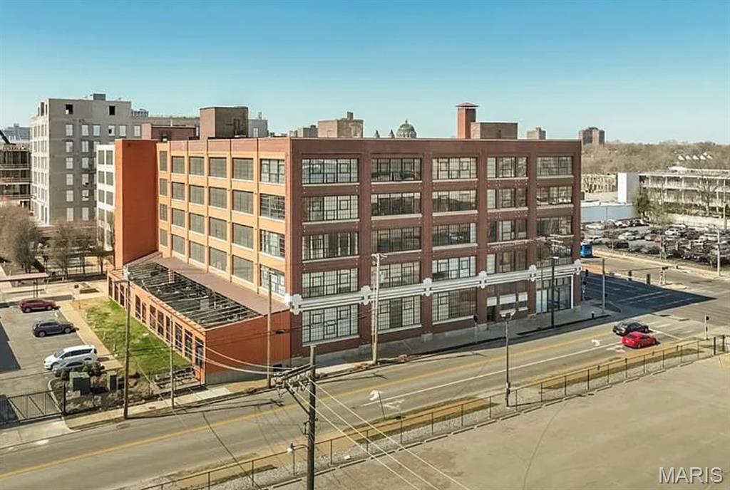 Welcome to 4100 Forest Park Ave, Unit 506, where style, convenience, and location come together in the heart of the Central West End. This move-in-ready condo features brand new flooring throughout and an open-concept layout filled with natural light and elevated fifth-floor views.
The kitchen offers ample cabinetry and flows seamlessly into the living and dining spaces, perfect for both everyday living and entertaining. The spacious bedroom includes generous closet space, and the unit is complete with a well-appointed full bathroom and in-unit laundry.
Enjoy a low-maintenance lifestyle with access to premium amenities including a pool, fitness center, secure entry, and dedicated parking.
Located just minutes from Barnes-Jewish Hospital, Washington University Medical Center, Forest Park, and some of St. Louis’ best dining and entertainment, this is city living at its best.