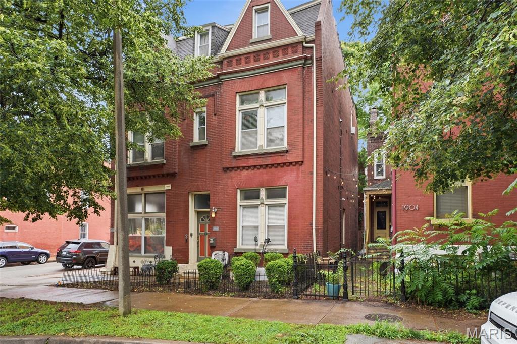 Welcome to this charming 2-bedroom, 1-bath condo in the highly desirable Benton Park neighborhood—offering the perfect blend of character, comfort, and convenience. Inside, you’ll find a warm and inviting space filled with historic charm and modern updates. The main floor features beautiful wood flooring throughout, exposed brick accents, soaring ceilings, and large windows that flood the home with natural light. A main-floor bedroom adds flexibility and convenience, while the second bedroom offers a cozy, carpeted loft-style retreat.
The eat-in kitchen is designed to impress, featuring custom cabinetry, granite countertops, and stainless steel appliances—including a newer dishwasher, microwave, and disposal. In-unit laundry adds everyday ease, and a new AC system installed in 2025 provides peace of mind. Enjoy the charm of a courtyard entrance and low-maintenance living, with the HOA covering water, sewer, trash, and some insurance.
Affordable and full of character—this is a fantastic opportunity to own for less than rent in one of the city’s most vibrant neighborhoods. With easy access to major highways and downtown, plus walkability to local favorites like Peacemaker and Blues City Deli, the location truly can’t be beat.
