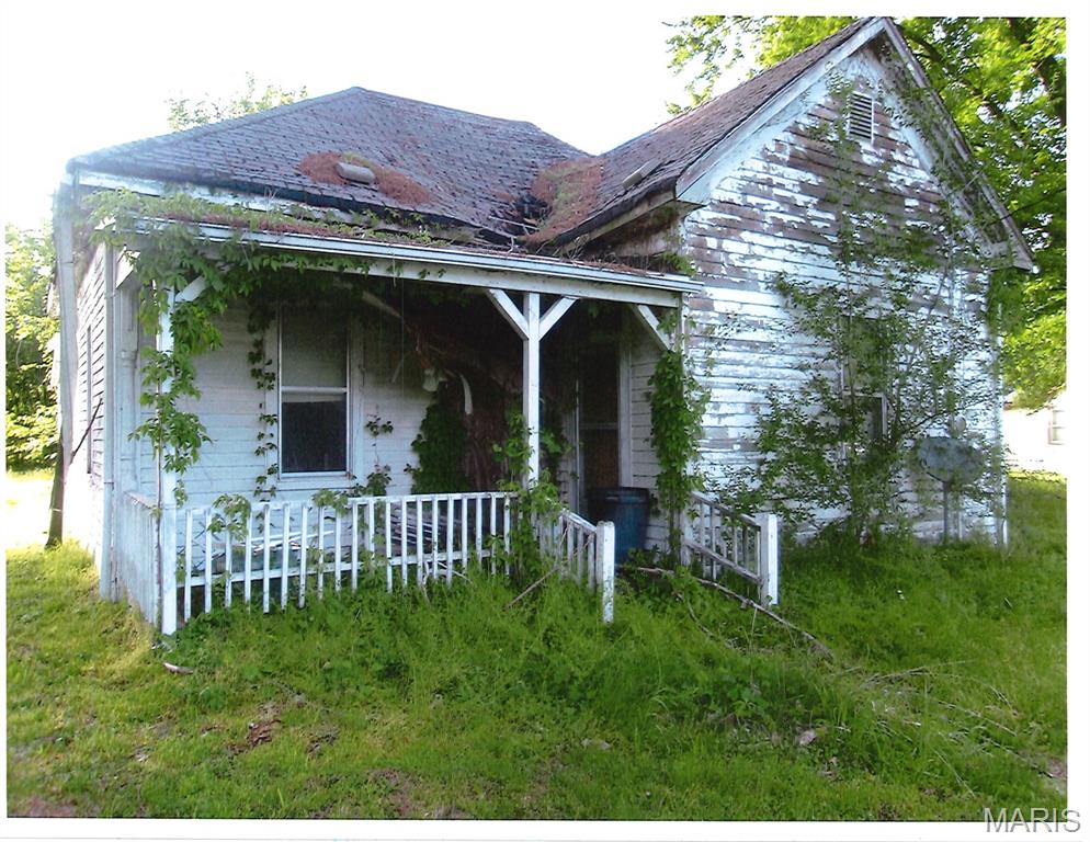 Investor Special!
2-bedroom, 1-bath home ready for a total remodel. Great opportunity for investors, flippers, or buyers looking for their next renovation project. Property offers solid potential to customize and add value. Sold as-is. Bring your vision and turn this fixer-upper into something special!