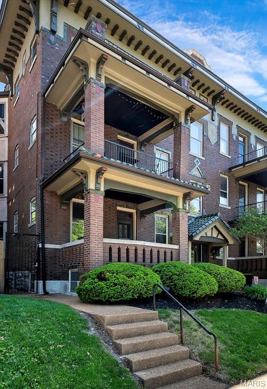 Unit 2W at 3548 Victor Street offers a rare opportunity to own a thoughtfully updated condo in one of St. Louis’ most desirable and walkable historic neighborhoods. Built in 1913 and located within a designated historic district, this residence blends timeless architectural character with modern convenience. The home features classic historic detailing, including original millwork, high ceilings, and hardwood floors throughout, creating a warm and inviting traditional style. Recent interior updates include granite countertops and a full suite of stainless steel appliances, including a dishwasher. Laundry is conveniently located on the main level, and the property also includes a detached garage for added ease. The road is semi-private as it is blocked on the end connecting to S.Grand Blvd. Positioned for an active, connected lifestyle, the property is just a short walk from several local parks, including Tower Grove Park, Fox Park, Terry Park, and Compton Hill Reservoir. Daily essentials and neighborhood amenities are just steps away, with a Starbucks and additional shopping options approximately two minutes from the front door. The area is consistently ranked among the most walkable neighborhoods in St. Louis.
The homeowners association has recently completed significant improvements, including updates to electrical systems, roofing, and asbestos abatement, providing peace of mind for future owners.