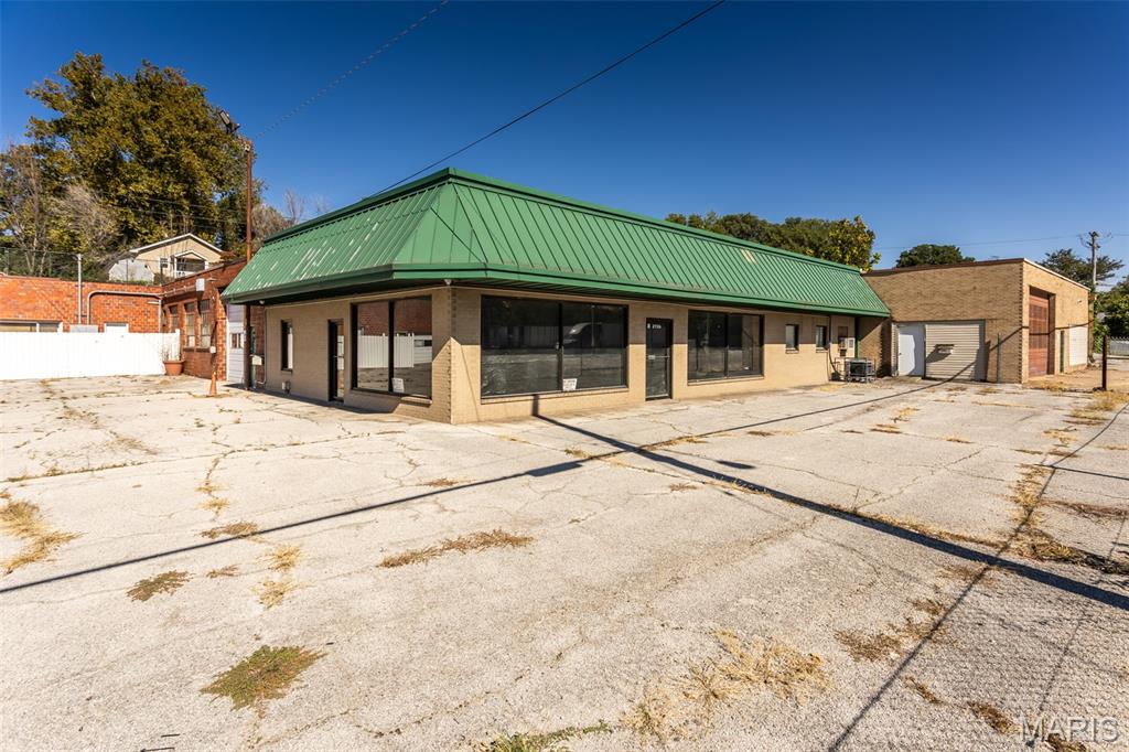 Siring Place Sub - Commercial Sale