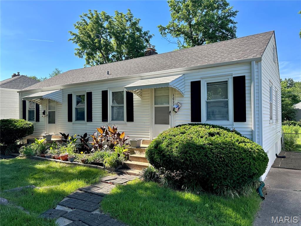 Fantastic investment opportunity in a highly desirable St. Ann location! Add two income-producing units to your portfolio with this well-maintained duplex that offers exceptional curb appeal from the moment you arrive. Each unit features a functional and desirable layout with 1 bedroom, 1 full bathroom, a spacious living room, and an eat-in kitchen, along with access to the large fenced backyard. The property has been well cared for, with major mechanical systems already updated and operating properly, including a sump pump system in the basement for added peace of mind. While the units are ready for cosmetic updates and modern finishes, the solid foundation and strong fundamentals make this an excellent value-add opportunity. Whether you're looking to expand your rental portfolio or complete your next renovation project, this duplex has the potential to become a standout investment property.